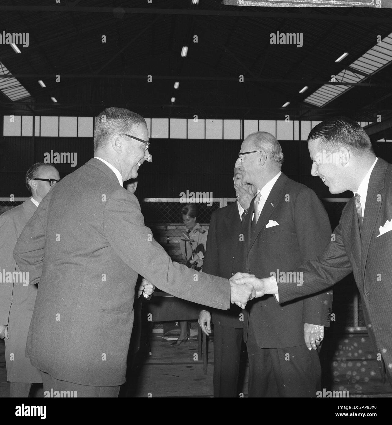 Maire de Hall a ouvert de nouveaux entrepôts à Bernet and Co Date: 29 septembre 1965 mots clés: Entrepôts, ouvertures Nom personnel: Bernet En Co, Hall, Gijs van Banque D'Images