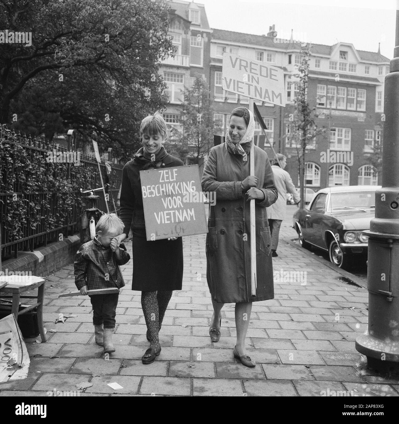 Manifestants pour le consulat américain à Amsterdam (contre la politique Vietnam) Date: 29 septembre 1965 lieu: Amsterdam, Noord-Holland mots clés: Consulats, manifestants Banque D'Images