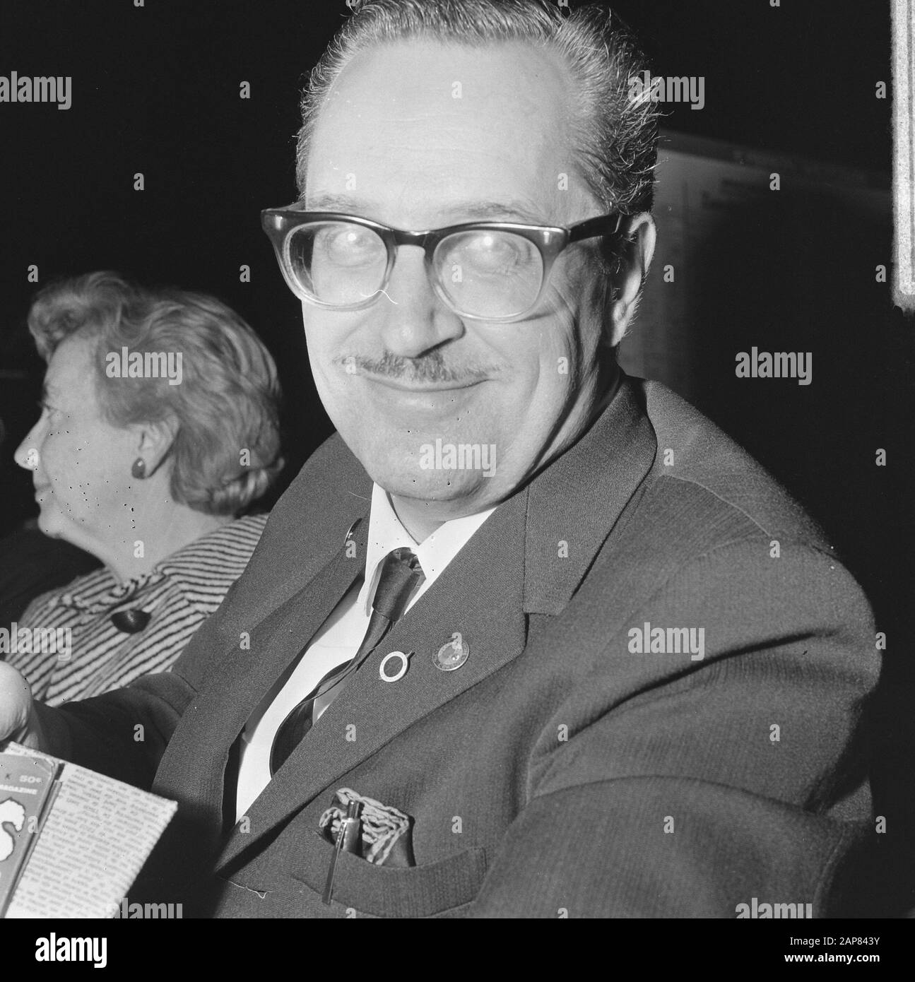 Arrivée Forrest Ackerman à la gare centrale (agent littéraire) parmi deux monstres Forres Ackerman (titre) Date: 10 août 1965 mots clés: Monstres, arrivées, agents Nom personnel: Forrest Ackerman Banque D'Images