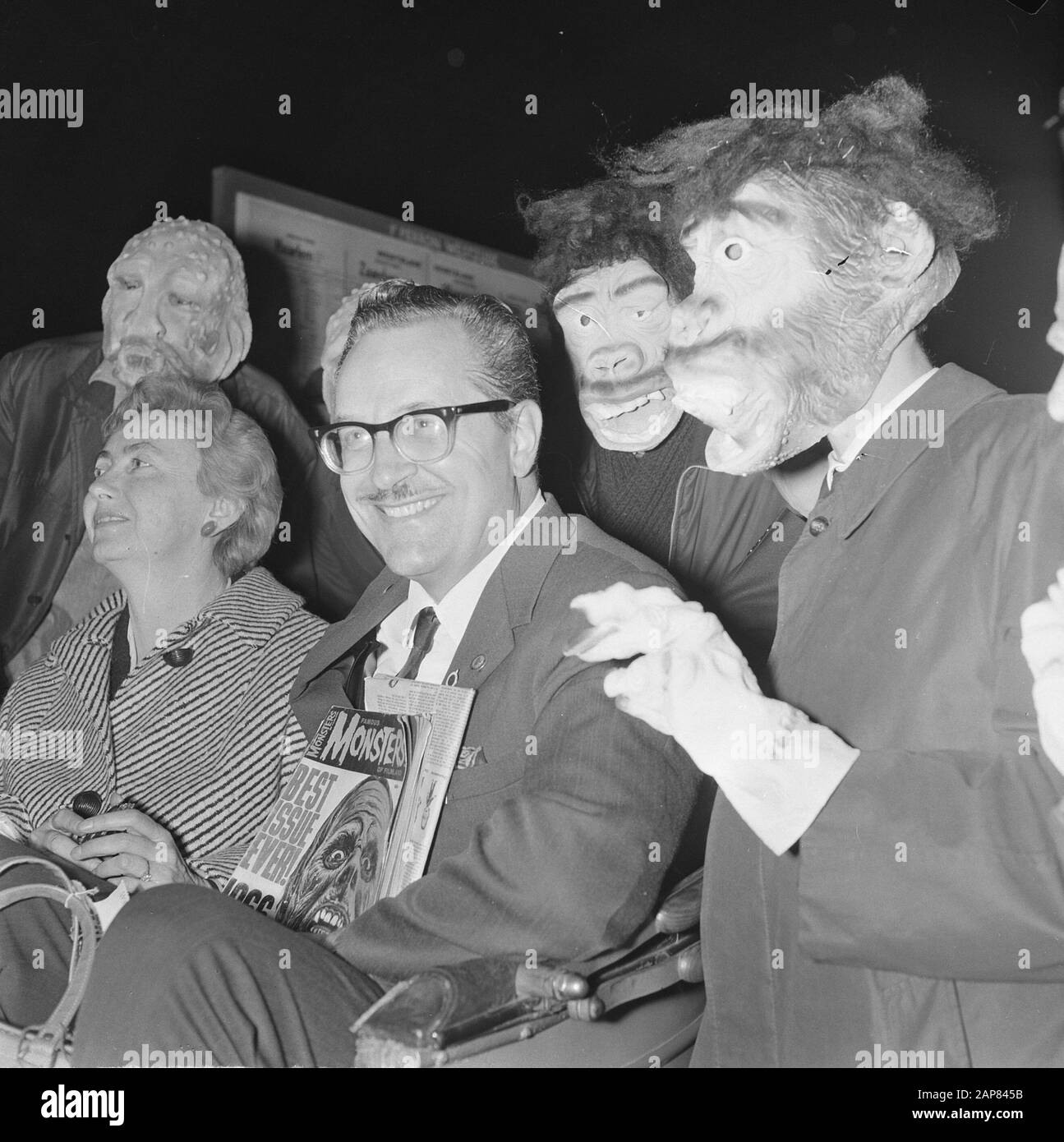 Arrivée Forrest Ackerman à la gare centrale (agent littéraire) parmi deux monstres Forres Ackerman (titre) Date: 10 août 1965 mots clés: Monstres, arrivées, agents Nom personnel: Forrest Ackerman Banque D'Images