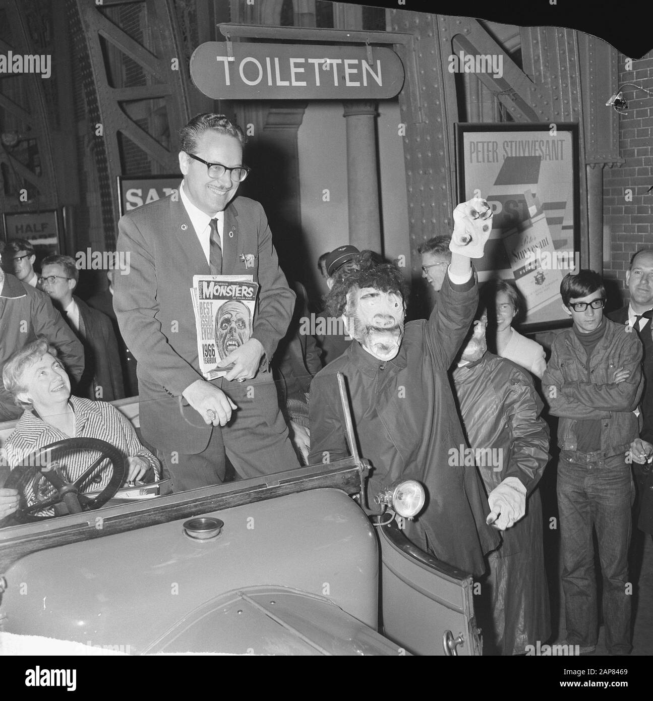Arrivée Forrest Ackerman à la gare centrale (agent littéraire) parmi deux monstres Forres Ackerman (titre) Date: 10 août 1965 mots clés: Monstres, arrivées, agents Nom personnel: Forrest Ackerman Banque D'Images