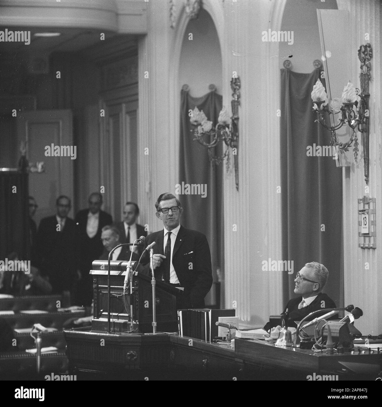 Considérations politiques générales à la Chambre des Représentants à la Haye Description: M. Koekoek, contremaître de la Boerenpartij au cours de son discours Date: 13 octobre 1965 lieu: La Haye, Zuid-Holland mots clés: Débats parlementaires, parlementaires, politique, discours Nom personnel: Cuckoek, Henry Nom institutionnel: Deuxième chambre Banque D'Images