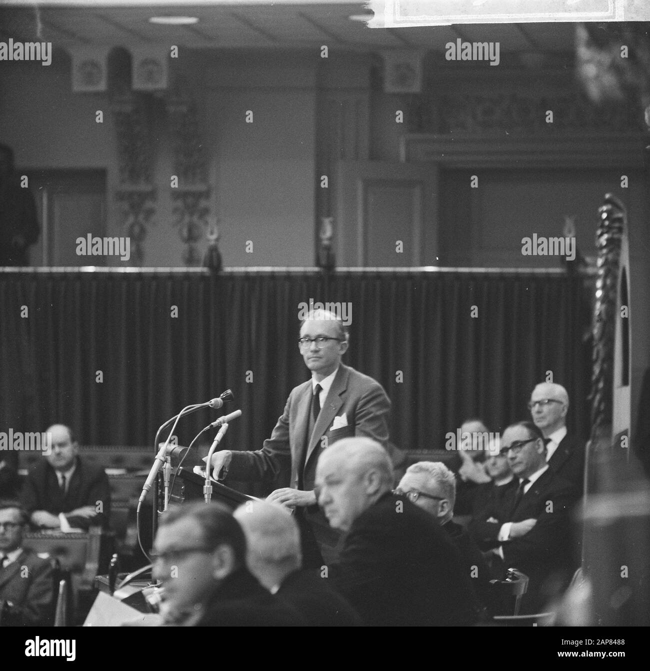 Considérations politiques générales à la Chambre des Représentants à la Haye Description: M. Witteveen van de VVVD au cours d'un discours Date: 13 octobre 1965 lieu: La Haye, Zuid-Holland mots clés: Sessions parlementaires , parlementaires, politiciens, personnalité politique: Witteveen, Johan Banque D'Images