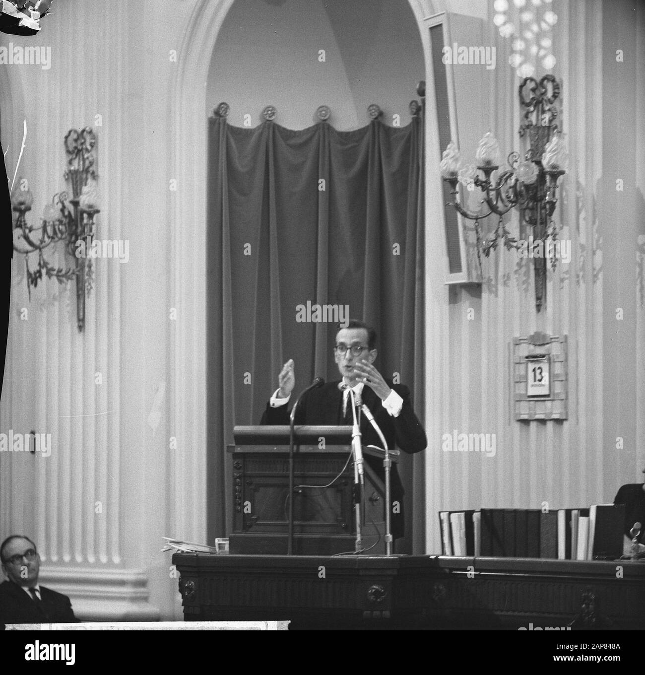 Considérations politiques générales à la Chambre des Représentants à la Haye Description: M. Joekes du groupe VVD au cours de son discours Date: 13 octobre 1965 lieu: La Haye, Zuid-Holland mots clés: Débats parlementaires , parlementaires, politique, discours Nom personnel: Joekes, Theo Nom de l'institution: House Banque D'Images