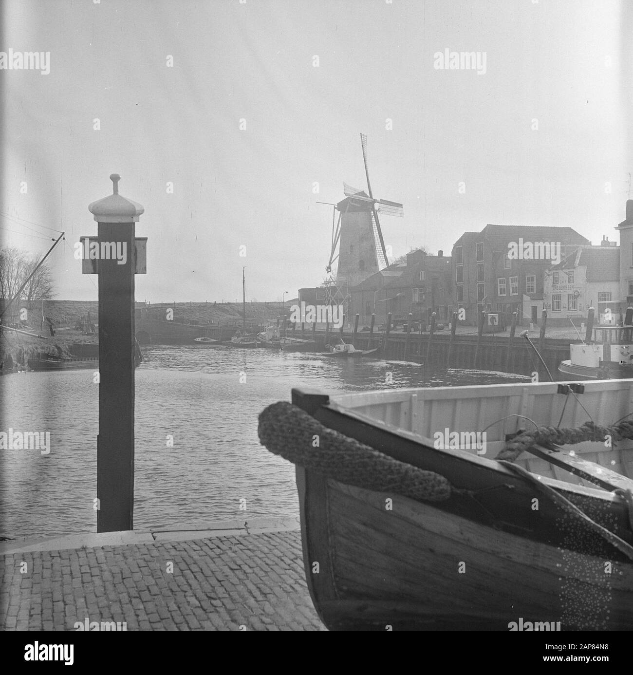 Port de Willemstad à Noordbrabantse Description: Le port de Willemstad avec au premier plan l'arc d'une boucle et d'un poteau de lac et en arrière-plan un moulin Date: 21 novembre 1965 lieu: Noord-Brabant, Willemstad mots clés: Ports, moulins, boucles Banque D'Images