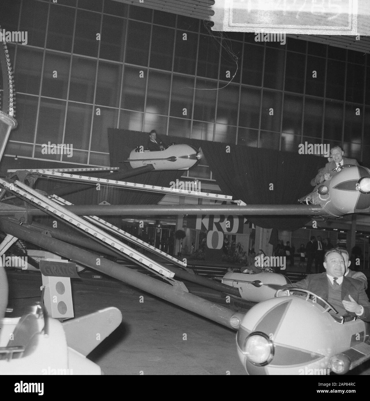 Fête à l'occasion du 40ème anniversaire de LA KRO (Katholieke radio Broadcasting) dans la RAI à Amsterdam Description: Visiteurs dans les avions d'une attraction de fairground pendant la fête Date: 22 novembre 1965 lieu : Amsterdam, Noord-Holland mots clés: Fêtes, anniversaires, attractions de fairground, nom de l'institution de radiodiffusion: Kro Banque D'Images