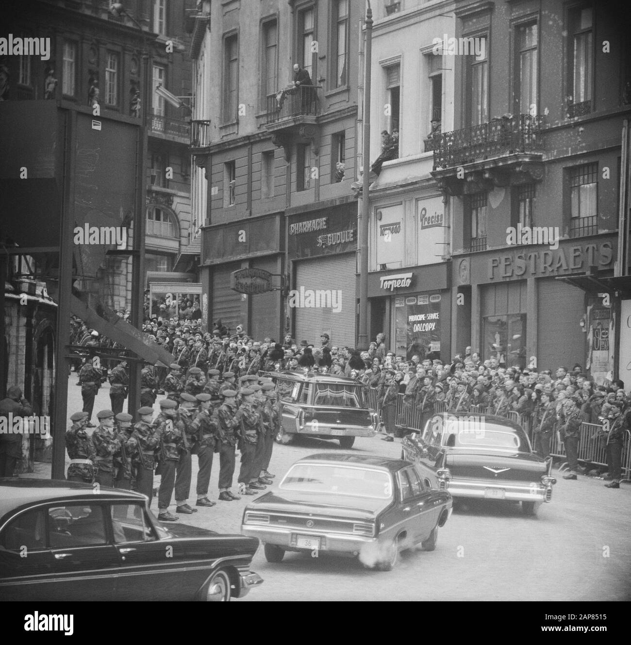 Funérailles de la reine Elizabeth de Belgique à Bruxelles; procession de suivre les voitures lors du passage de soldats en ligne et en public Date: 30 novembre 1965 lieu: Belgique, Bruxelles mots clés: Funérailles, militaire, public, maisons royales Banque D'Images