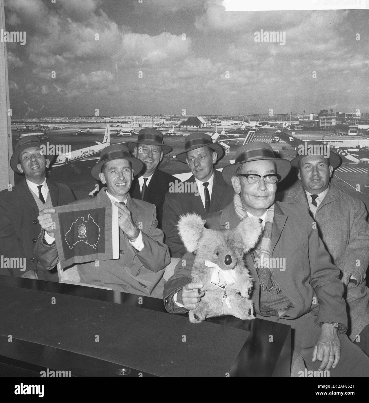 Arrivée à Schiphol d'une délégation anciennes marines néerlandaises d'Australie Date: 4 décembre 1965 lieu: Noord-Holland, Schiphol mots clés: Arrivée et départ, couvre-têtes, animaux farcis, marines Banque D'Images Arrivée à Schiphol d'une délégation anciennes marines néerlandaises d'Australie Date: 4 décembre 1965 lieu: Noord-Holland, Schiphol mots clés: Arrivée et départ, couvre-têtes, animaux farcis, marines Banque D'Images