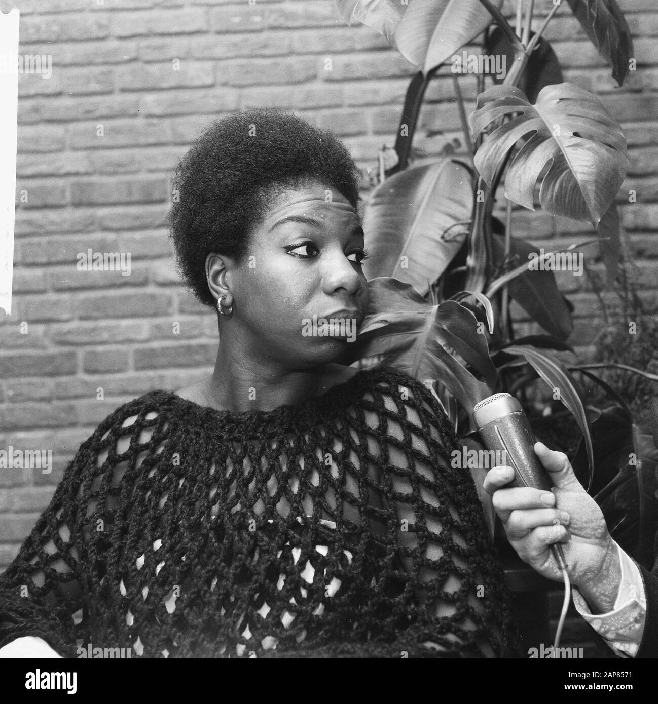 Chanteuse américaine Nina Simone qui apparaîtra à la télévision à Noël; la chanteuse lors d'une interview Date: 14 décembre 1965 mots clés: Microphones, chanteurs Nom personnel: Simone, Nina Banque D'Images