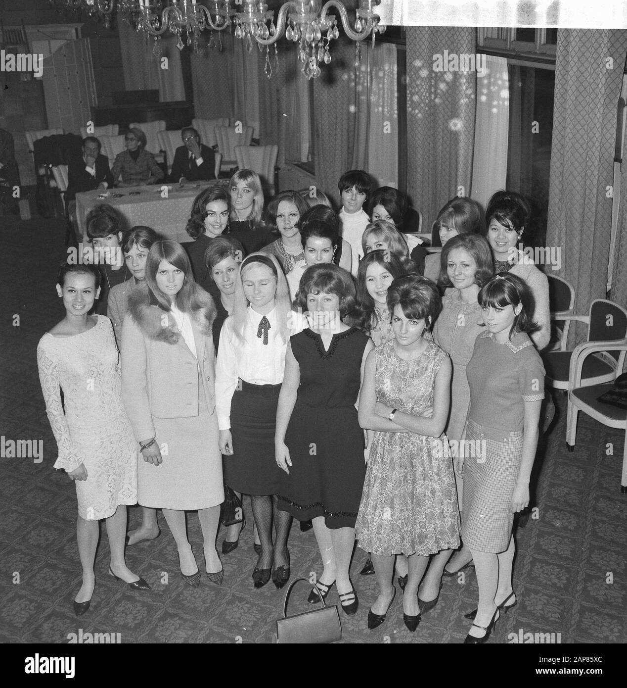 Anje Langstraat prend part au film anglais les brides de Fu Manchu, les participants à l'élection pour le rôle néerlandais de l'un des esclaves féminins de Fu Manchu Date: 27 décembre 1965 mots clés: Actrices, films, portraits de groupe Banque D'Images