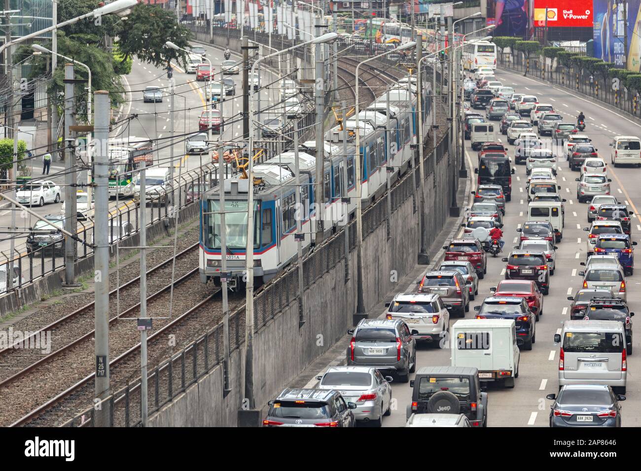 Manille, Philippines - 20 janvier 2020: Trafic lourd, de nombreuses voitures et train MRT sur la route De L'Edsa en heure de pointe Banque D'Images