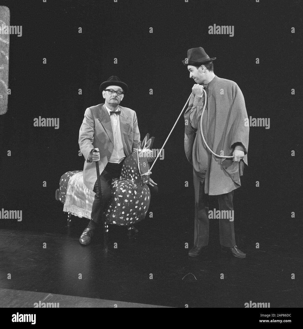 DAS Kommodchen (compagnie allemande de cabaret de Düsseldorf) aux Pays-Bas, Werner Vielhaber (à gauche) et Ernst Hilbich en scène pendant l'enregistrement à la télévision Date: 26 mai 1966 mots clés: Cabaret, cabaret, cabarets, portraits Nom personnel: Hilbich, Ernst, Vielhaber, Werner Banque D'Images