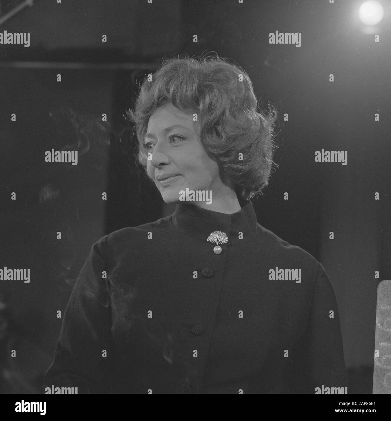 DAS Kommödchen (compagnie allemande de cabaret de Düsseldorf) aux Pays-Bas, Lore Lorentz pendant l'enregistrement de la télévision Date: 26 mai 1966 mots clés: Cabaret, cabaret, cabarets Nom personnel: Lorentz, Lore Banque D'Images