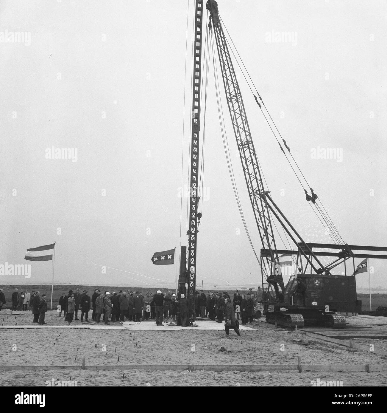 Le maire Van Hall frappe le premier poste dans le Bijlmermeer vue d'ensemble de l'événement important Date: 15 mars 1966 lieu: Amsterdam, Noord-Holland mots clés: Piles Nom personnel: Bijlmermeer, Hall, Gijs van Banque D'Images