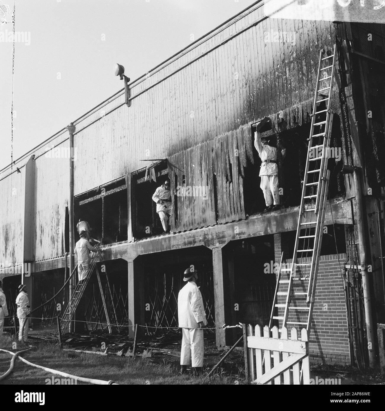 Feu sur Sparta-Grandstand, partie couverte a été ramenée Date: 28 juin 1966 mots clés: Feux, sports, stades de football Banque D'Images