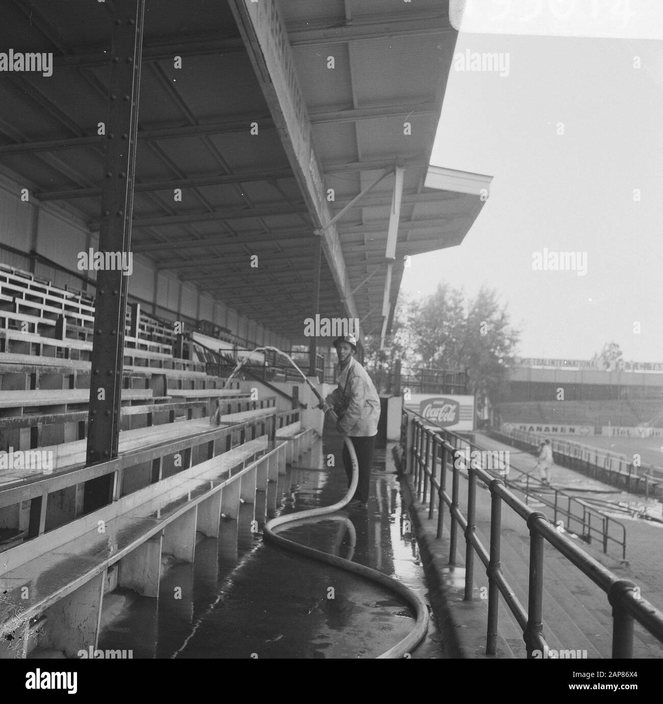 Feu sur Sparta Grandstand, une brigade de pompiers doit garder les choses humides Date: 28 juin 1966 mots clés: Feu, feux, sports, stades de football Banque D'Images
