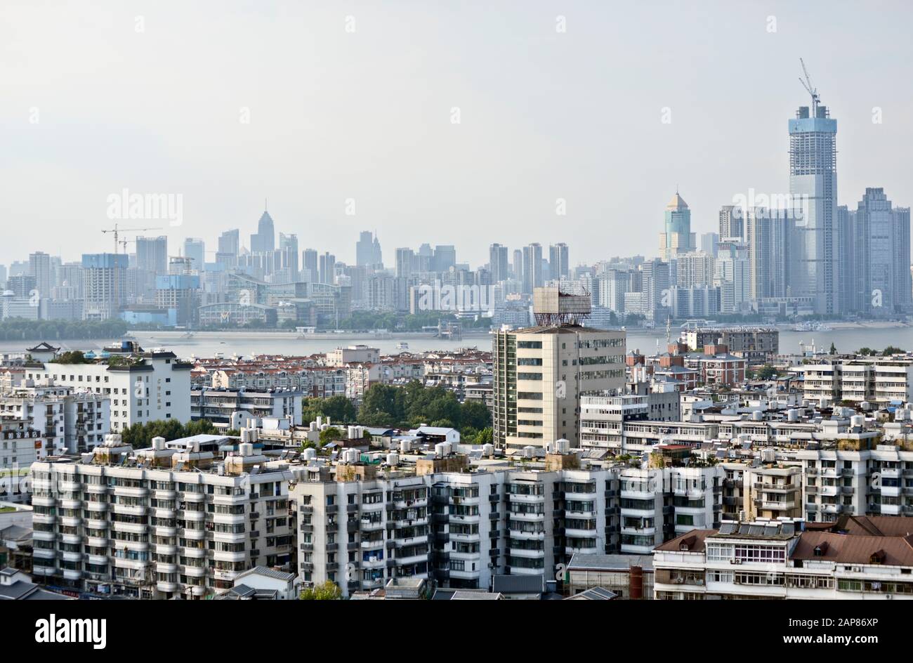 Wuhan, Chine. Vue panoramique depuis la tour de la grue jaune, avec la rivière Yangtze Banque D'Images