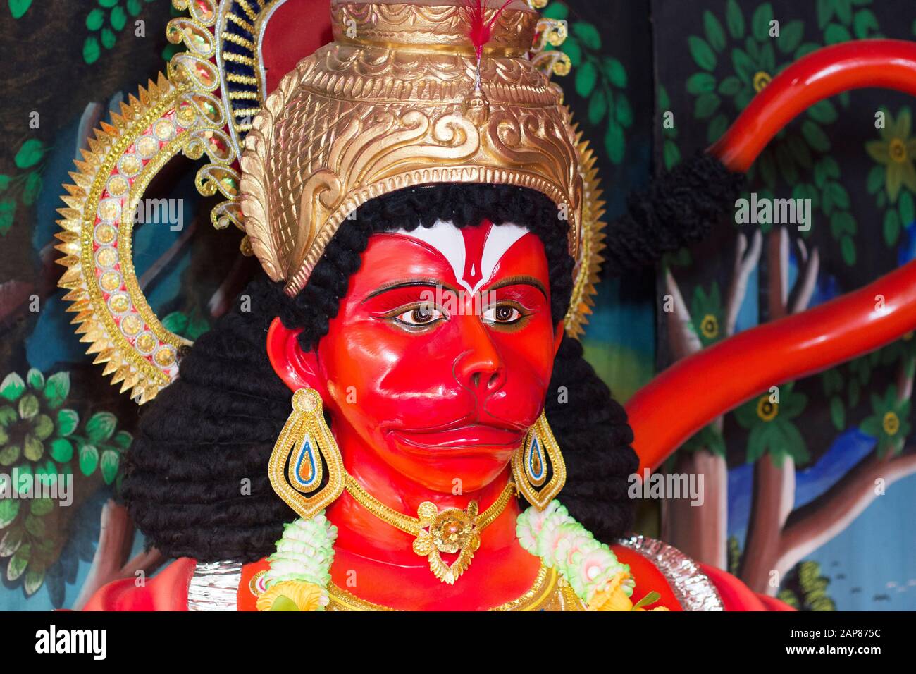 Une sculpture de dieu singe rouge peinte, figure à un écran religieux. Au  festival de pèlerinage hindou Kumbh Mela à Alahabad, Uttar Pradesh, Inde  Photo Stock - Alamy