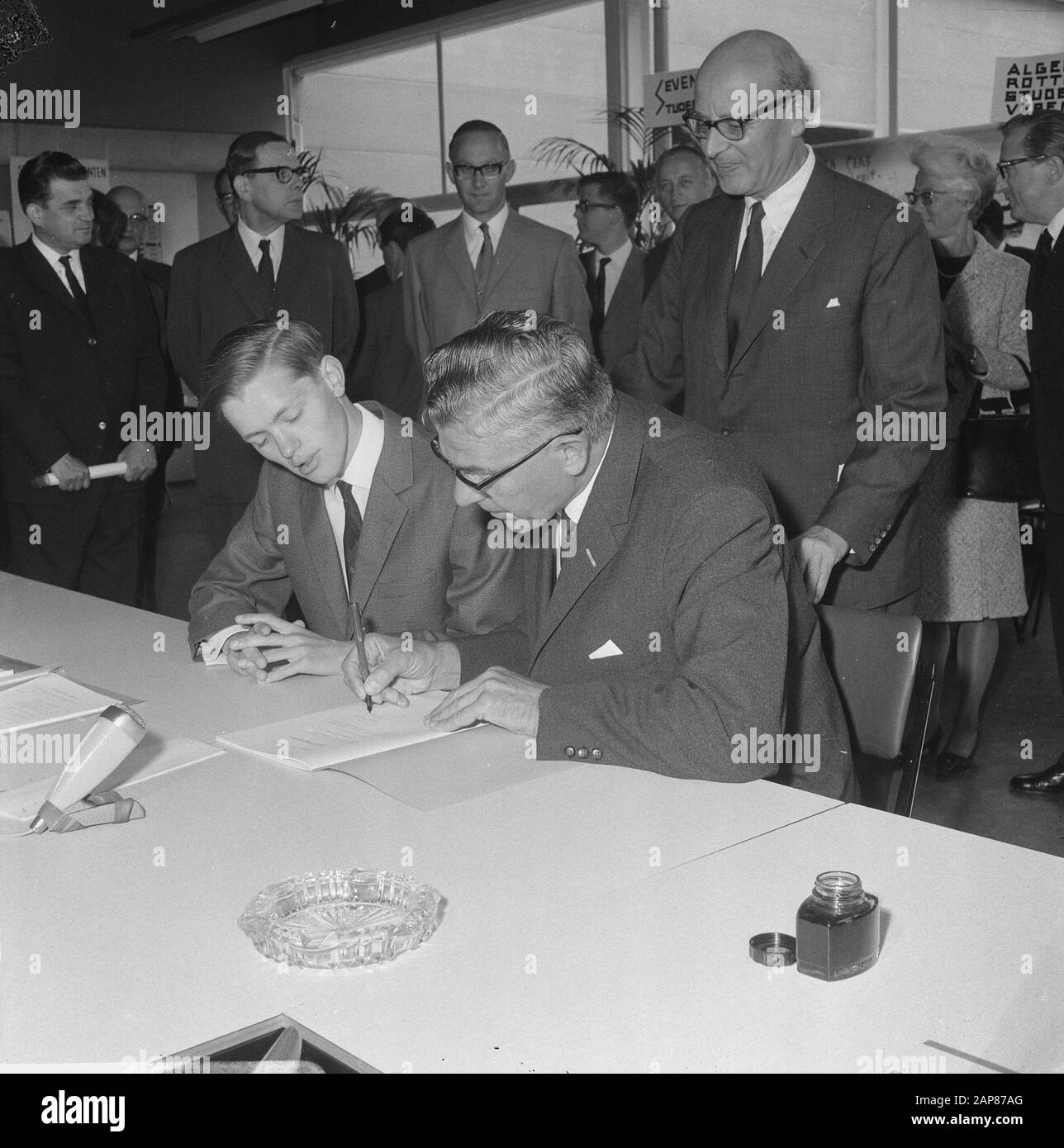 Burgemeester Thomassen signé sous le formulaire d'inscription de la Faculté de médecine de Rotterdam Date: 24 août 1966 lieu: Rotterdam, Zuid-Holland mots clés: Facultés, signatures Nom personnel: Thomassen, Wim Banque D'Images