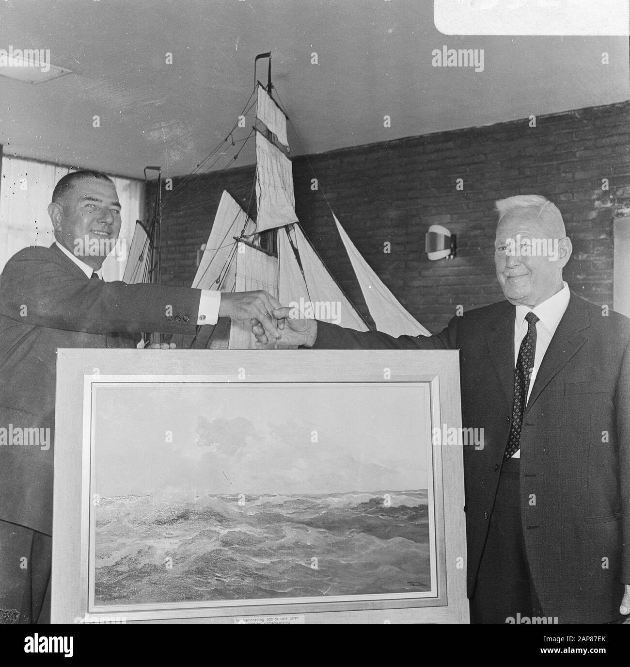 Capitaine A.C. Falcon (78) dit au revoir au groupe Verolme Description: A.C. Falcon reçoit une image d'un paysage marin Date : 1er septembre 1966 mots clés : anniversaires Nom personnel : Valk, A.c, Verolme, Cornelis Banque D'Images