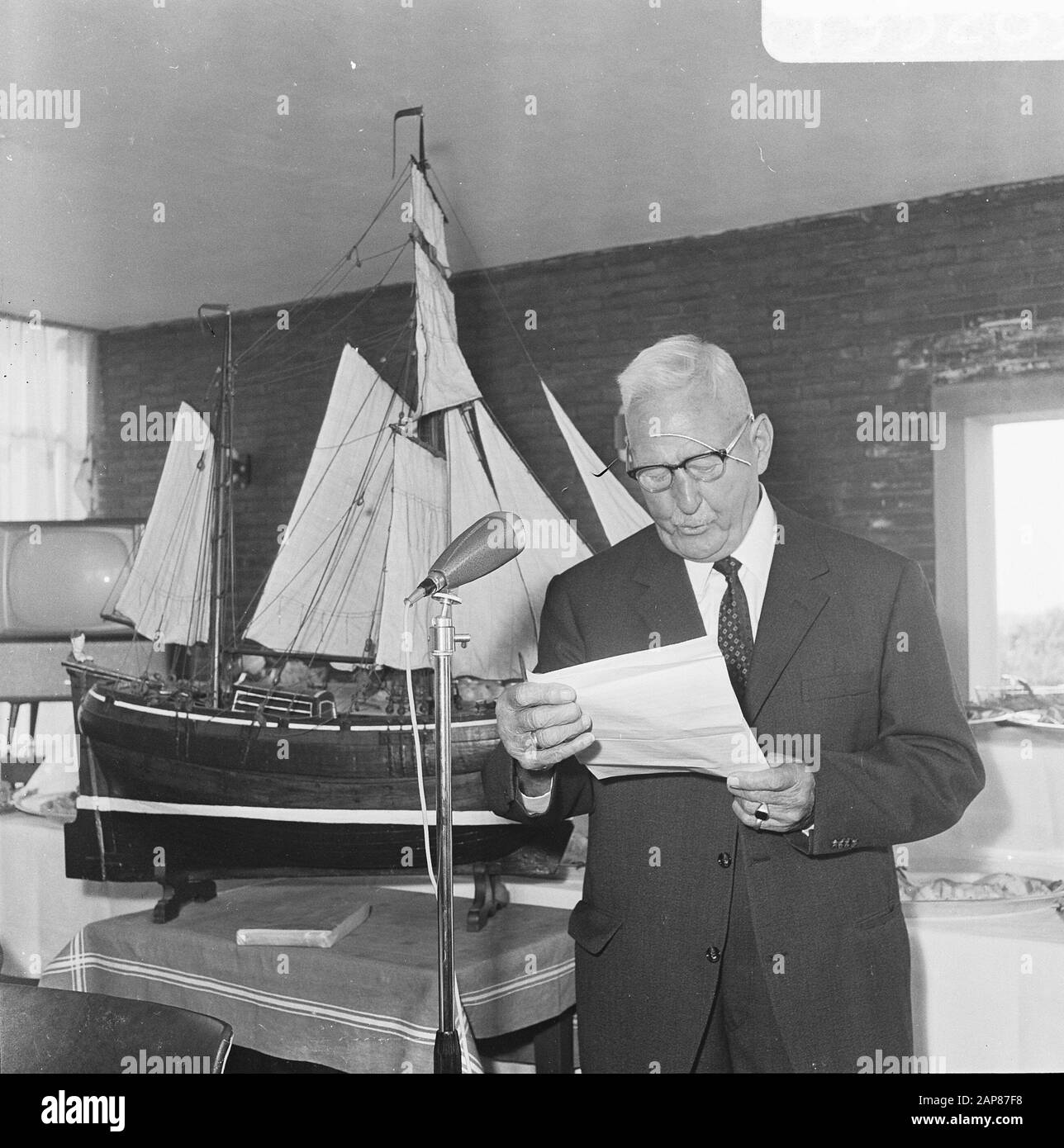 Capitaine A.C. Valk (78) dit au revoir au groupe Verolme Description: A.C. Valk tient un discours Date: 1er septembre 1966 mots clés: Anniversaires, portraits, discours Nom personnel: Falcon, A.C. Banque D'Images