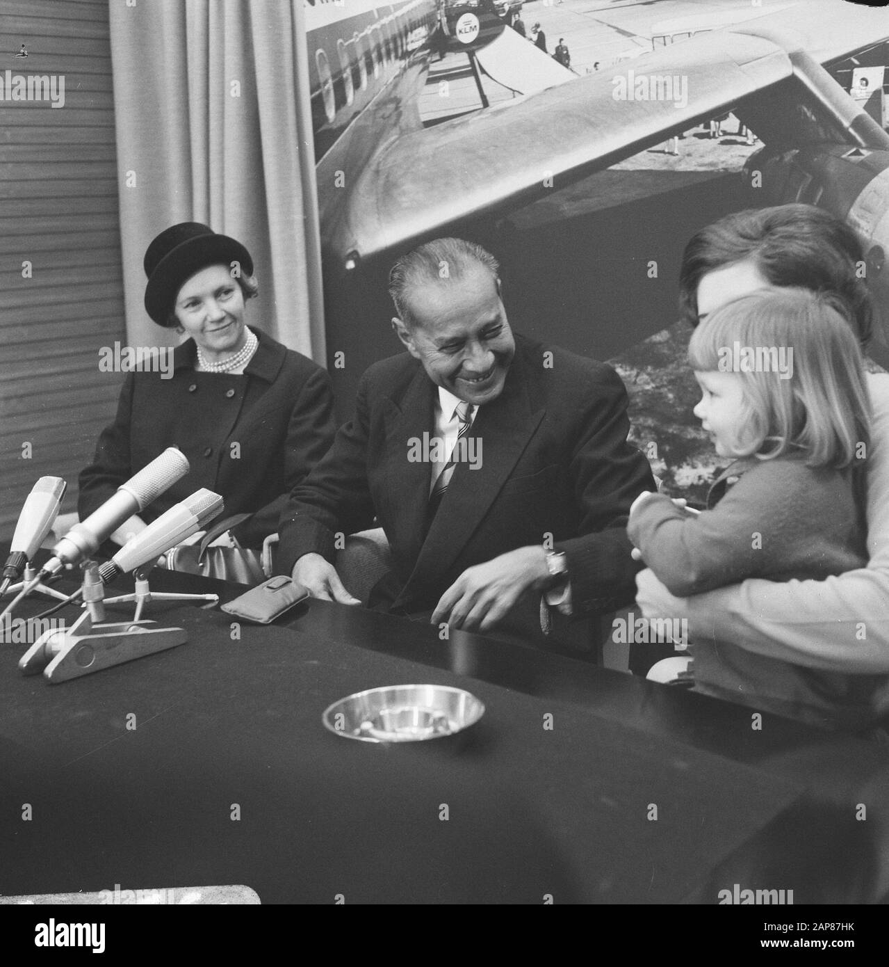Arrivée Sultan Hamid à l'aéroport de Schiphol, pendant la conférence de presse Date: 29 décembre 1966 lieu: Noord-Holland, Schiphol mots clés: Arrivées, conférences de presse Nom personnel: Hamid II Banque D'Images