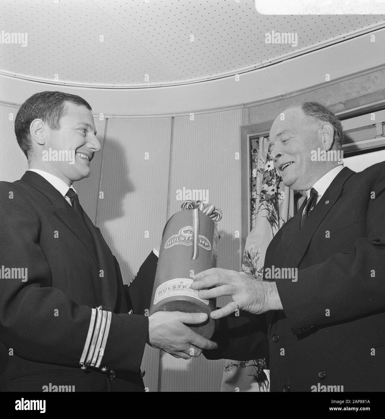Trente millième navire à Rotterdam. Capitaine le Coeffier reçoit une bouteille de gin Date: 22 décembre 1967 lieu: Rotterdam, Zuid-Holland mots clés: Bouteilles, reçus, navires Nom personnel: Capitaine le Coeffier Banque D'Images