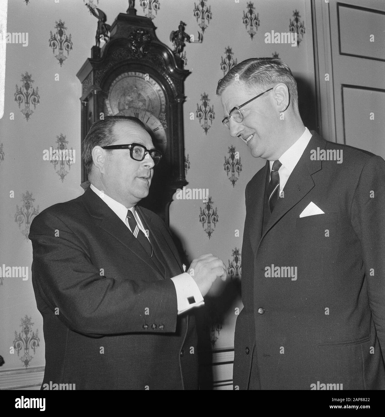 Discussions sur l'aide au développement par le ministre de l'Allemagne de l'Ouest H.J. Wischnewski (à gauche) et son collègue néerlandais dr. B.J. Udink au Ministère des affaires étrangères de la Haye Date: 10 janvier 1968 lieu: La Haye, Zuid-Holland mots clés: Relations étrangères, pourparlers, ministres, coopération au développement Nom personnel: Udink, Berend-Jan, Wischnewski, H.J. Banque D'Images