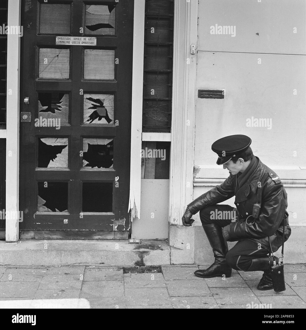 Bombardements sur les ambassades à la Haye. Porte de l'ambassade de Grèce et fenêtres détruites Date : 2 mars 1968 lieu : la Haye, Zuid-Holland mots clés : EMBASSADES, BOMBATES Banque D'Images