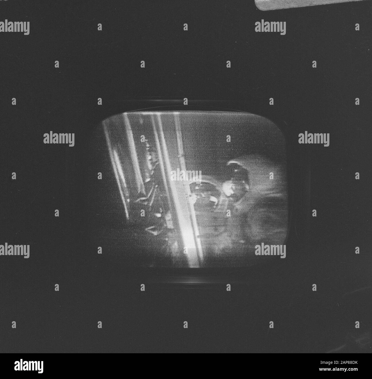 Les astronautes américains Neil Armstrong et Edwin Buzz Aldrin se sont mis à pied sur la lune; photo de la télévision prise Description: Armstrong et Aldrin sur la Lune Date: 21 juillet 1969 mots clés: Moon débarquements, espaceurs, télévision Nom personnel: Aldrin, E.E., Armstrong, N.A. Banque D'Images