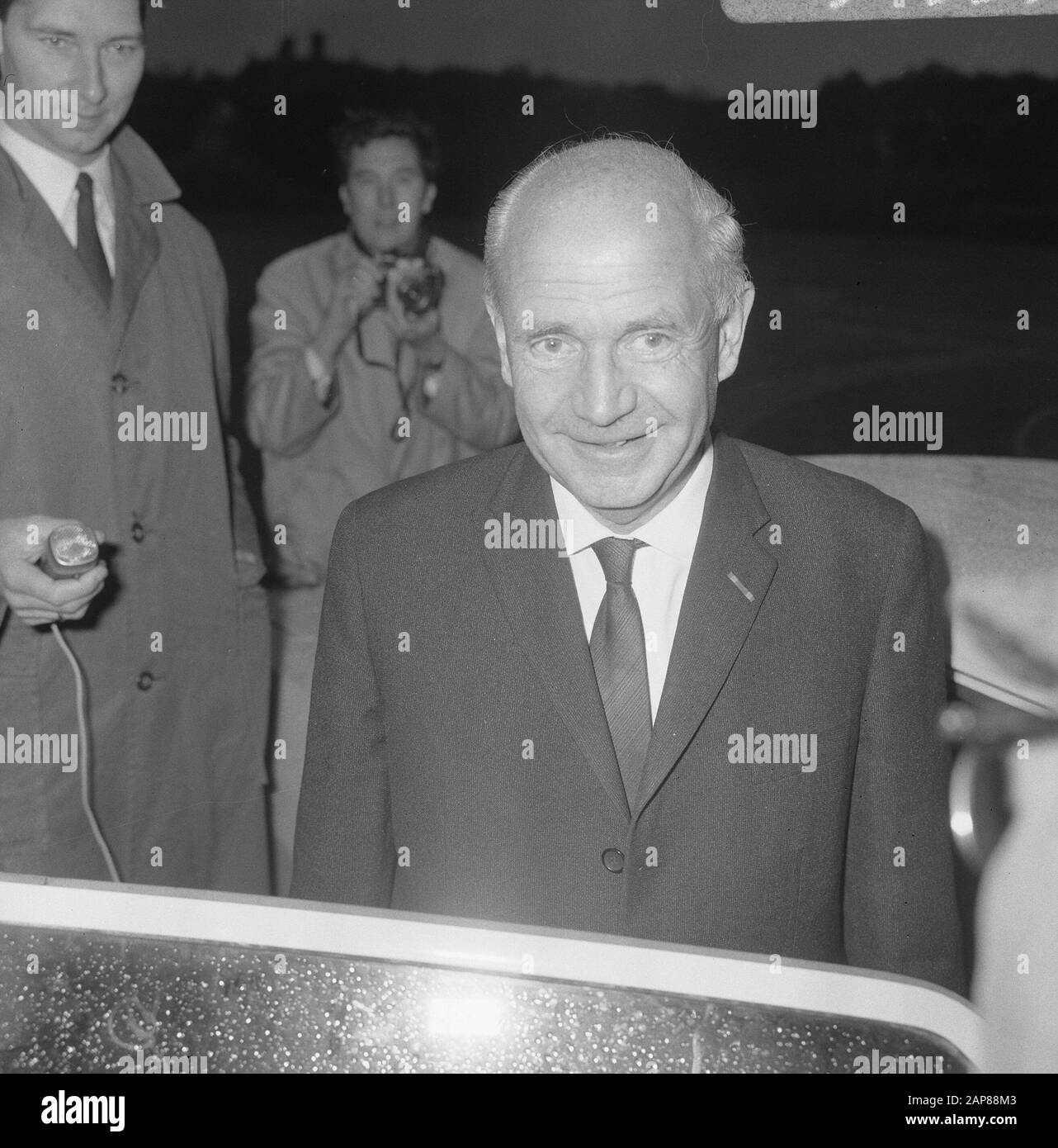 Kabinetscrisis 1966: De nacht van Schmelzer Description: Arrivée du président du parti du drs PvdA. G.M. Nederhorst à Paleis Huis ten Bosch à la Haye Date: 17 octobre 1966 lieu: La Haye, Zuid-Holland mots clés: Arrivée et départ, crises du Cabinet, palais, parlementaires, politique, portraits Nom personnel: Nederhorst, Gerard Marinus Banque D'Images