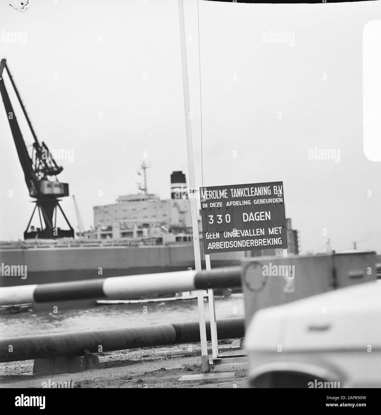 Conseil d'administration de Verolme Tankcleaning indiquant qu'aucun accident n'est survenu depuis près d'un an Date: 26 novembre 1973 lieu: Rotterdam, Zuid-Holland mots clés: Panneaux, ports Banque D'Images