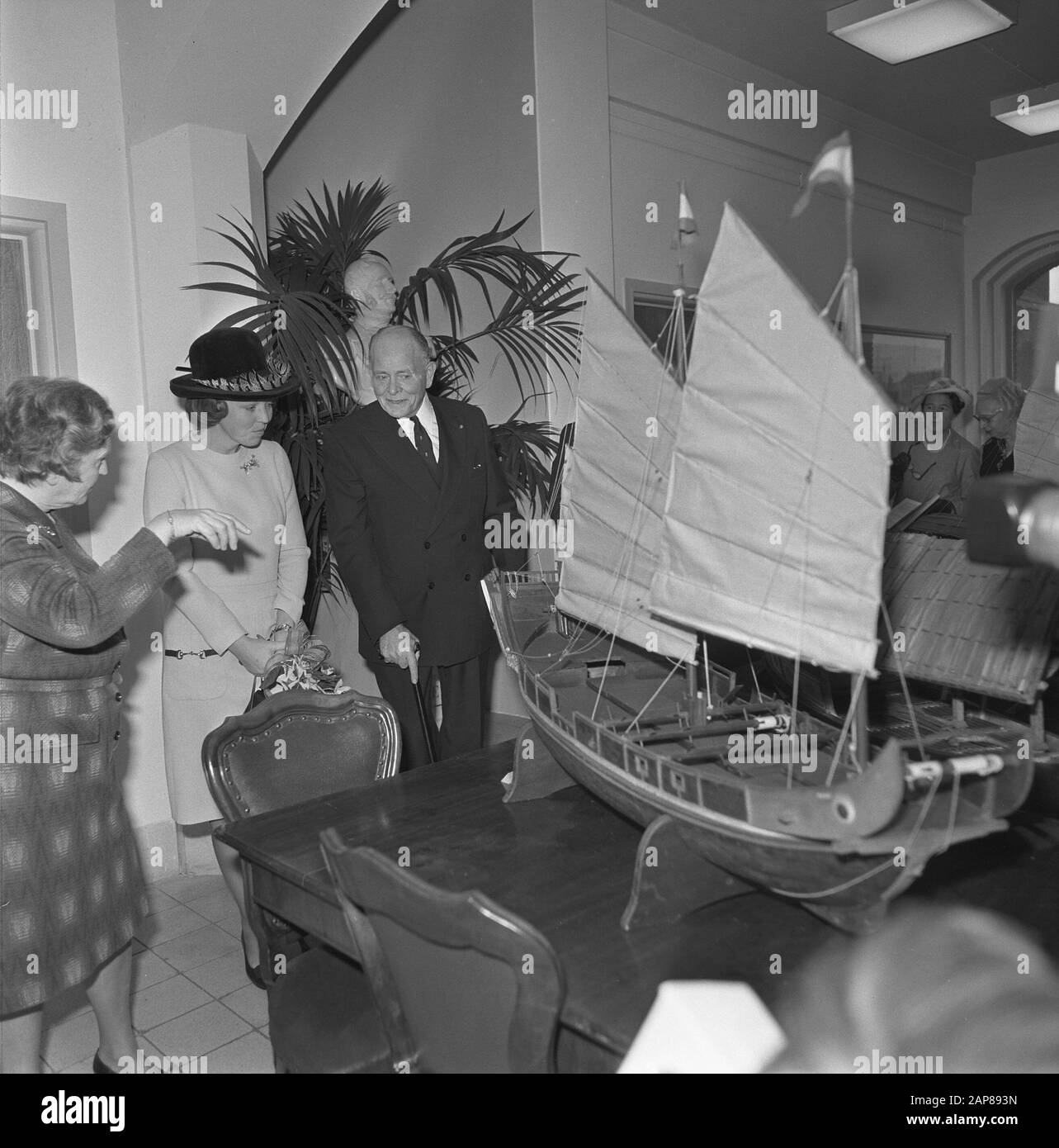 Princess Beatrix ouvre l'exposition Treasury of Shipping in the Maritime Museum in Rotterdam Description: La princesse consulte un modèle de navire Date: 14 février 1974 lieu: Rotterdam, Zuid-Holland mots clés : reines, musées, ouvertures, expositions Nom personnel: Beatrix, princesse Banque D'Images