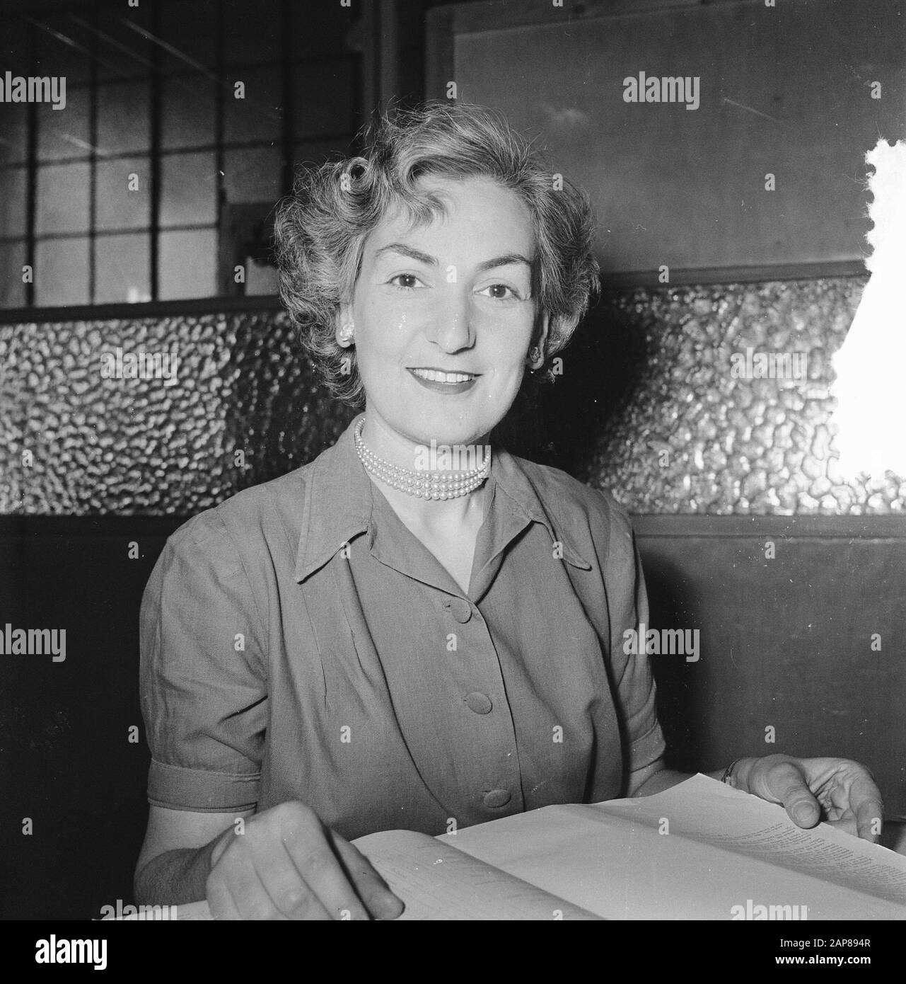 La journaliste Jeanne Roos, travaillant dans l'un des journaux quotidiens d'Amsterdam, sera la première chaîne de télévision le 2 octobre 1951 le programme de la Fondation néerlandaise de télévision (NTS) Annonce Date: 25 septembre 1951 mots clés: Journalistes, radiodiffuseurs, portraits, télévision, femmes Nom personnel: Rose, Jeanne Nom de l'institution: NTS Banque D'Images