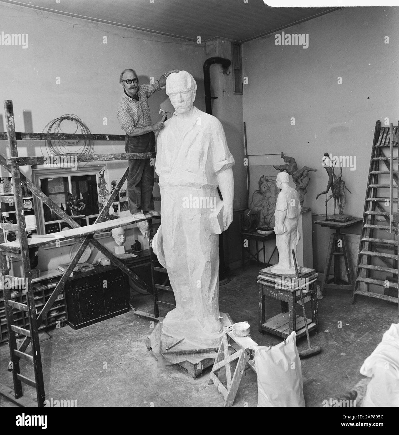 Statue d'Albert Schweitzer pour Deventer par Pieter de Monchy (en arrière-plan) Date: 14 mai 1974 lieu: Deventer mots clés: Images Nom personnel: Monchy, Pieter de Banque D'Images