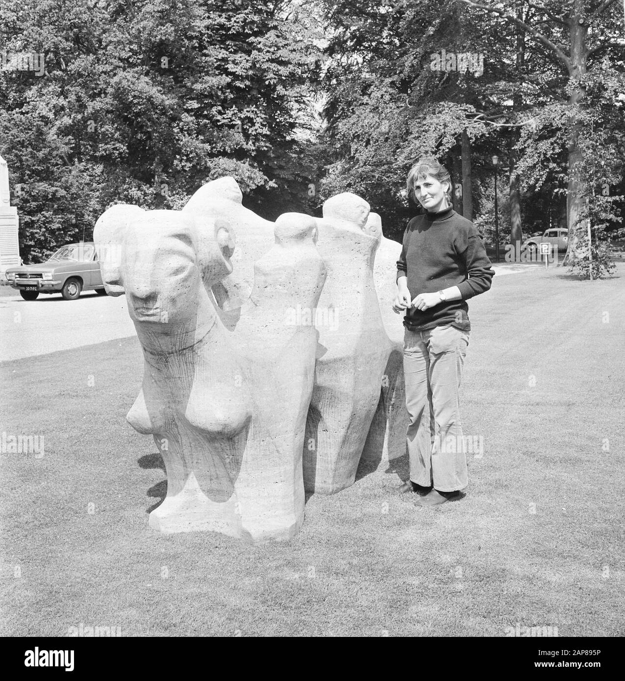 Exposition de photos autour de l'hôtel de ville de Bilt; la statue lourde de 5 tonnes Bête et Nel van Lith Date: 4 juin 1974 mots clés: Statues, mairie, expositions Nom personnel: Lith, Nel van Banque D'Images