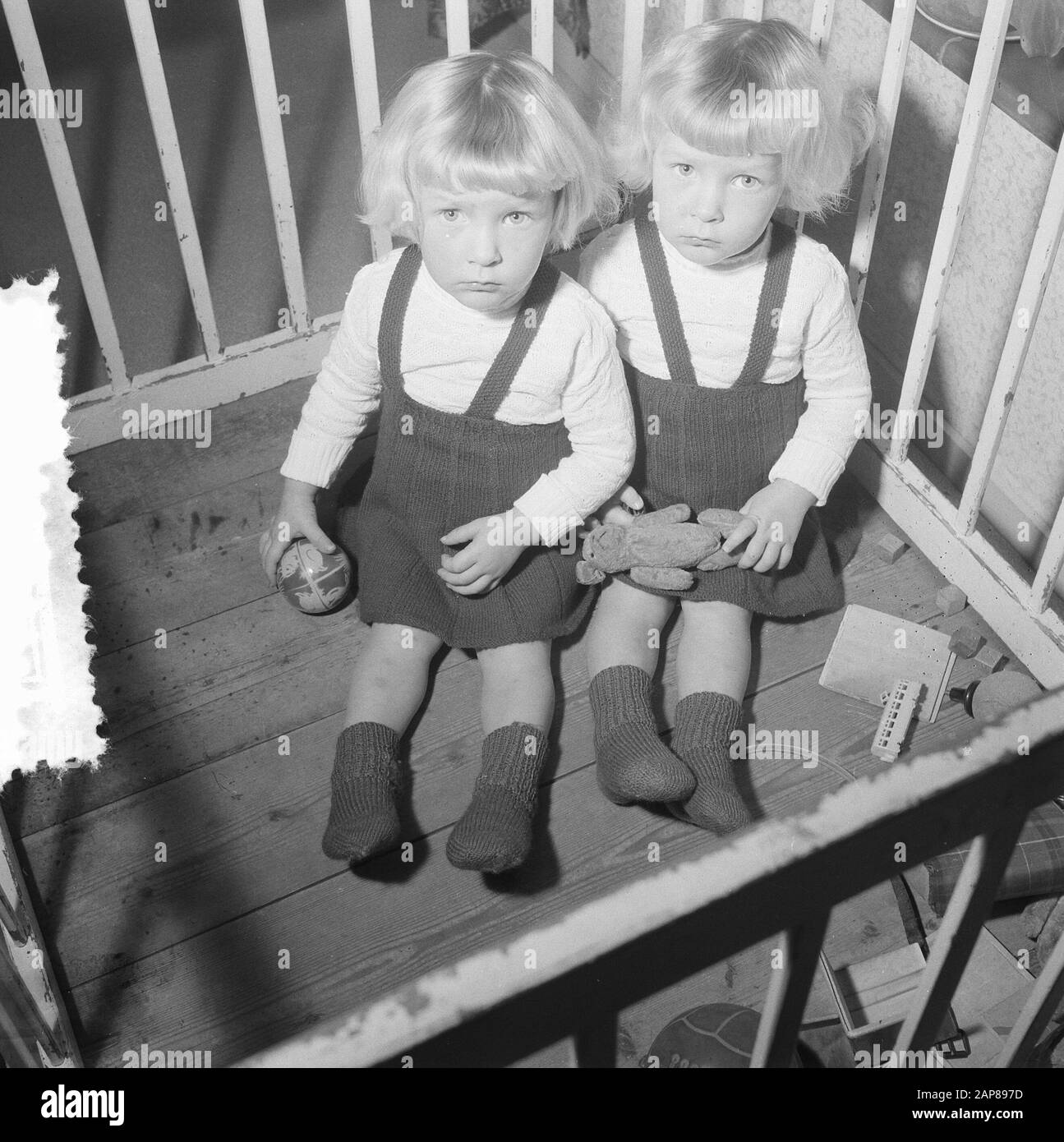 8 novembre Siamese jumeaux Folkje en Tjitske de Vries Date : 1 novembre 1955 mots clés : jumeaux Nom personnel : Folkje, Vries, Tjitske de Banque D'Images