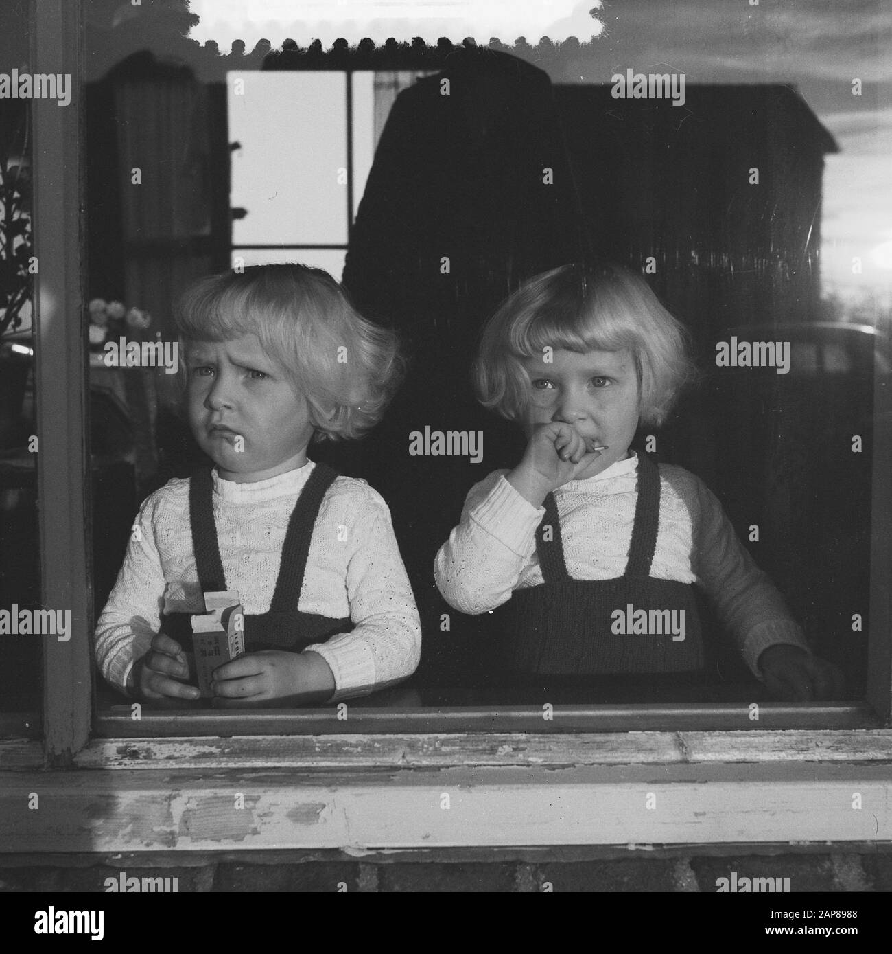 8 novembre Siamese jumeaux Folkje en Tjitske de Vries Date : 1 novembre 1955 mots clés : jumeaux Nom personnel : Folkje, Vries, Tjitske de Banque D'Images