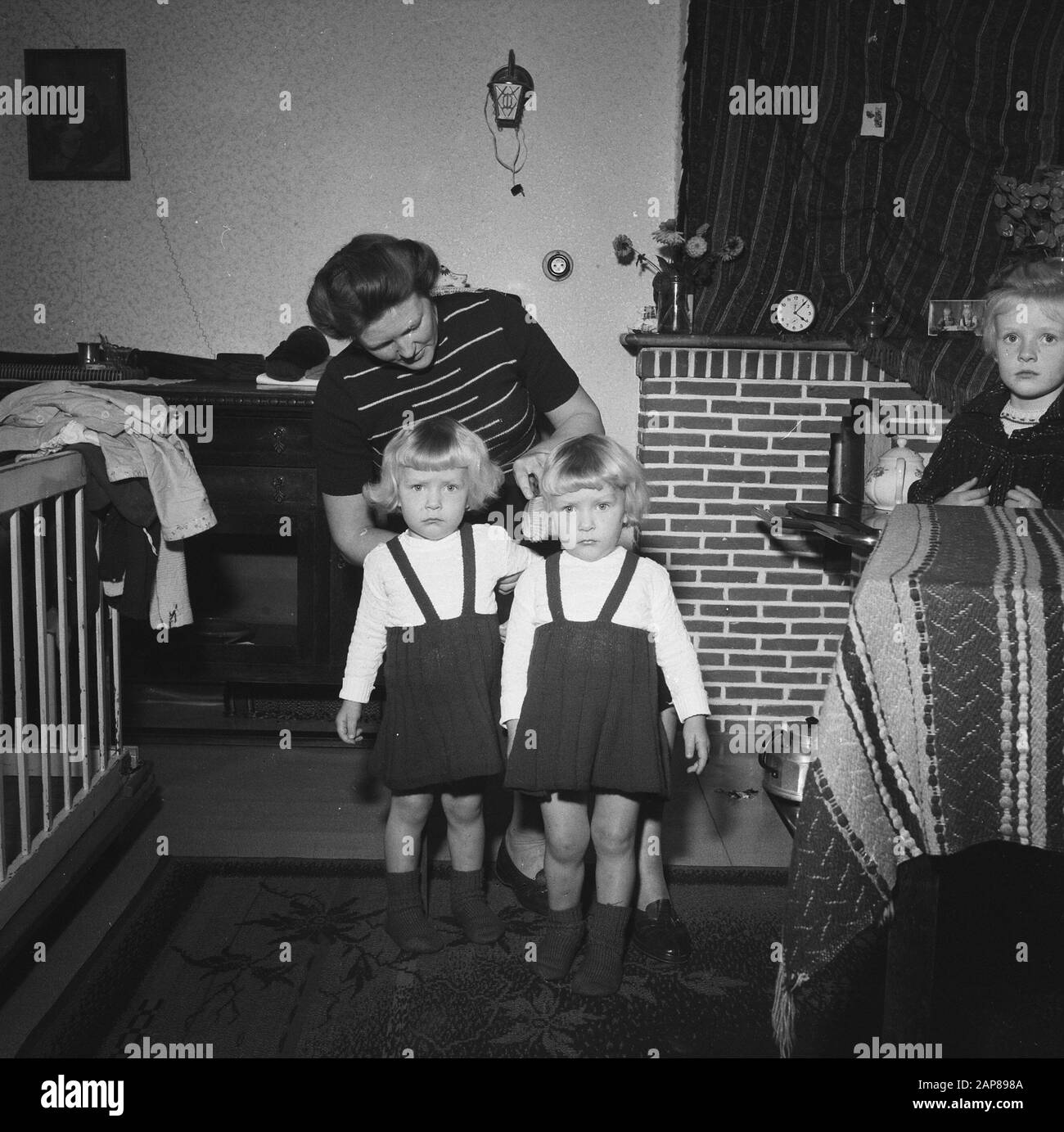 8 novembre Siamese jumeaux Folkje en Tjitske de Vries Date : 1 novembre 1955 mots clés : jumeaux Nom personnel : Folkje, Vries, Tjitske de Banque D'Images