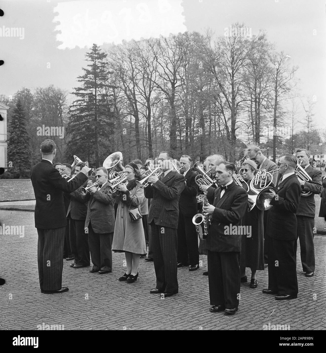 Defilé Soestdijk. Fanfare Date: 30 Avril 1953 Lieu: Soestdijk Mots Clés: Ensembles De Musique Banque D'Images