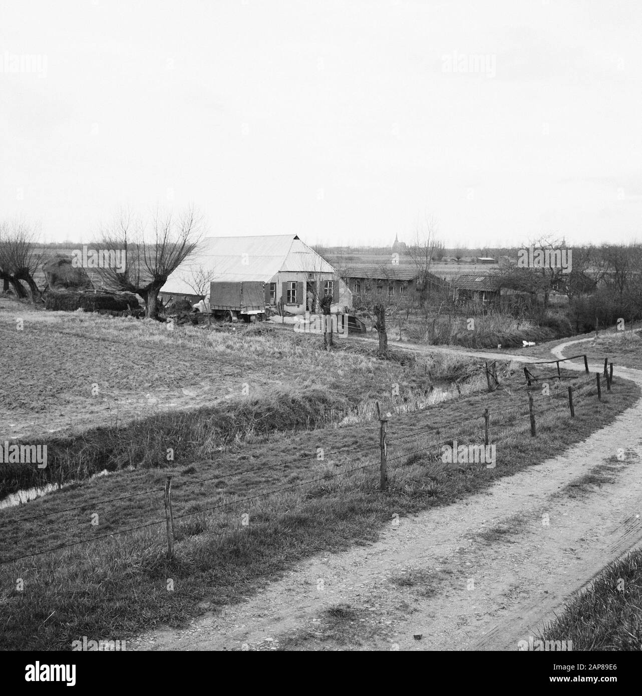 Ferme à Langel dans le Land de Ravenstein Date : février 1961 lieu : langel, Ravenstein mots clés : construction et amélioration de routes, fermes, digues et bassin d'épargne, pistes cyclables, consolidation des terres, routes d'accès Banque D'Images