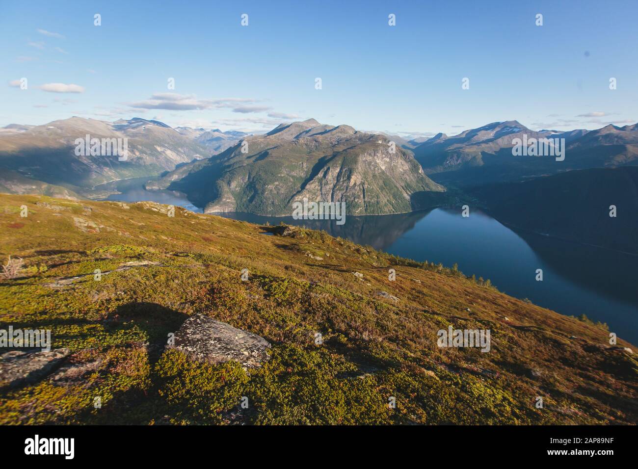 Randonnée en Norvège, vue sur le paysage de montagne d'été scandinave classique de norvège avec montagnes, fjord, lac avec un ciel bleu, près de Geirangerfjord Banque D'Images