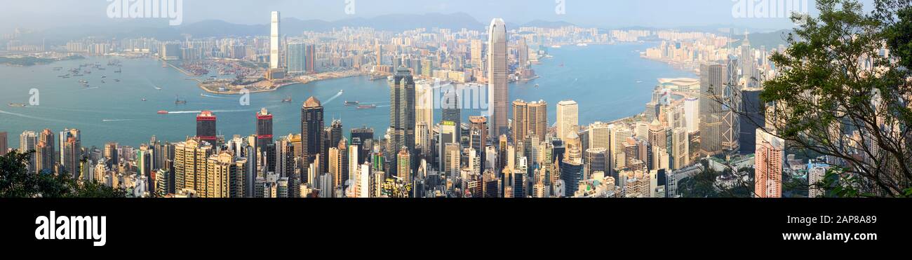 Hong Kong - 11 mars 2019 - vue panoramique sur le port Victoria de Hong Kong et le quartier des affaires central animé Banque D'Images