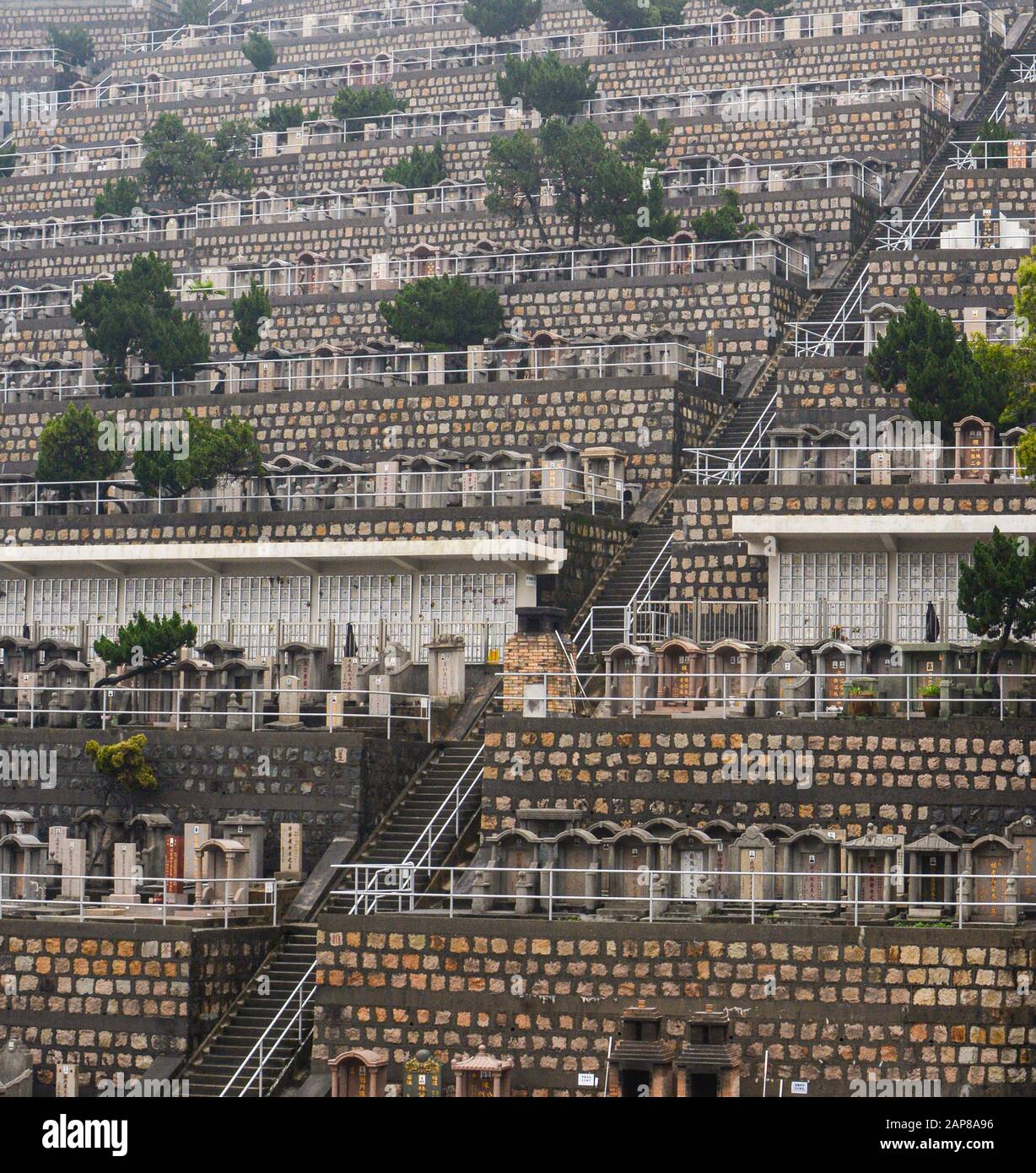 Hong Kong - 9 mars 2019 - Stairway sur une colline de nombreuses pierres tombales dans un cimetière de Hong Kong bondé Banque D'Images