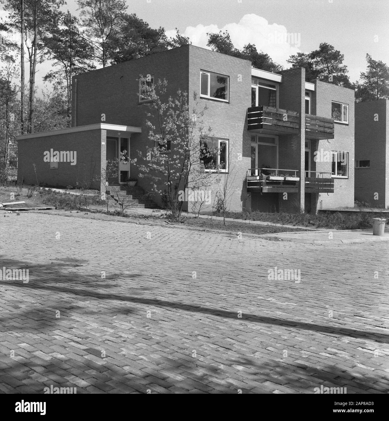 Travailleurs et maisons de surveillance dans le district de Cranevelt à Arnhem. Fonds de pension de la fondation possédée Annotation: Emplacement: Ravelstraat? Rue Franck ? Halevy Street ? Date: Juin 1962 lieu: Arnhem mots clés: Travailleurs et superviseurs maisons, maisons Banque D'Images