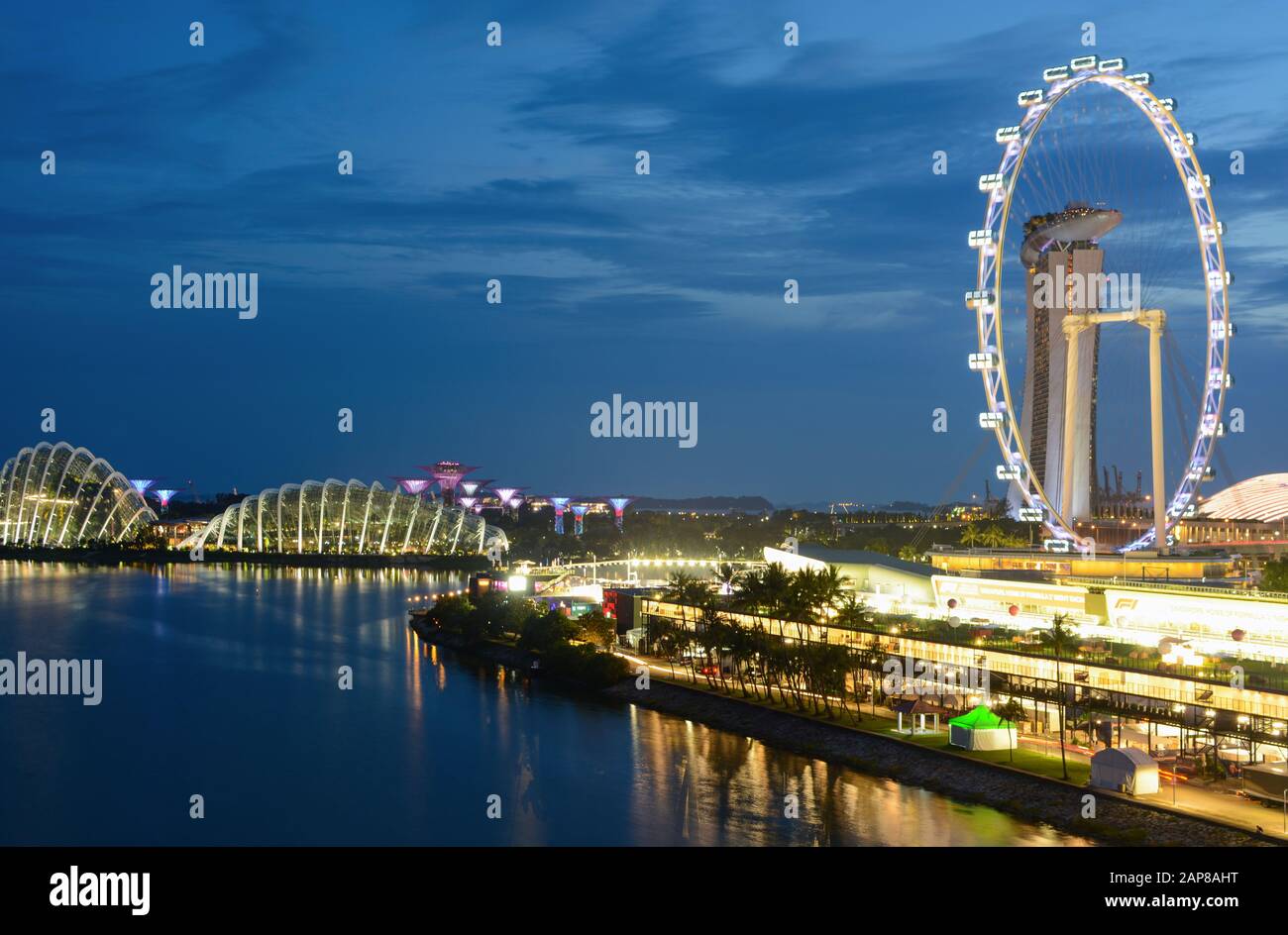 Singapour - 9 septembre 2018 : Singapore Flyer et Marina Bay paysage de nuit Banque D'Images