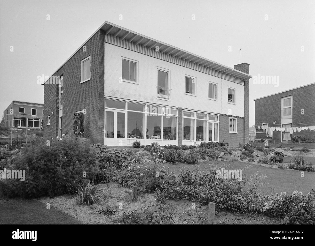 Les travailleurs et les superviseurs abritent le Cort van der Lindenlaan dans le district de Monnikenhuizen à Arnhem. Fonds de pension de la fondation immobilière Annotation: Enregistrement original: Dr. Nolenslaan Date: Octobre 1957 lieu: Arnhem mots clés: Travailleurs et superviseurs maisons, côté jardin, maisons Banque D'Images