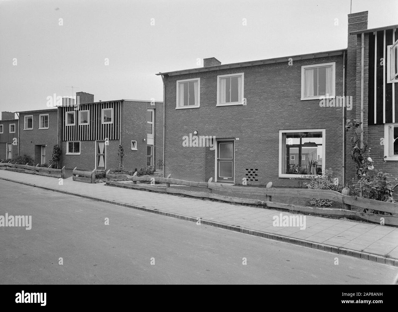 Les travailleurs et les superviseurs sont à la maison de la TÉNÉLÉBLEN dans le district de Monnikenhuizen à Arnhem. Fonds de pension de la fondation immobilière Annotation: Enregistrement original: Dr. Nolenslaan Date: Octobre 1957 lieu: Arnhem mots clés: Travailleurs et superviseurs maisons Banque D'Images