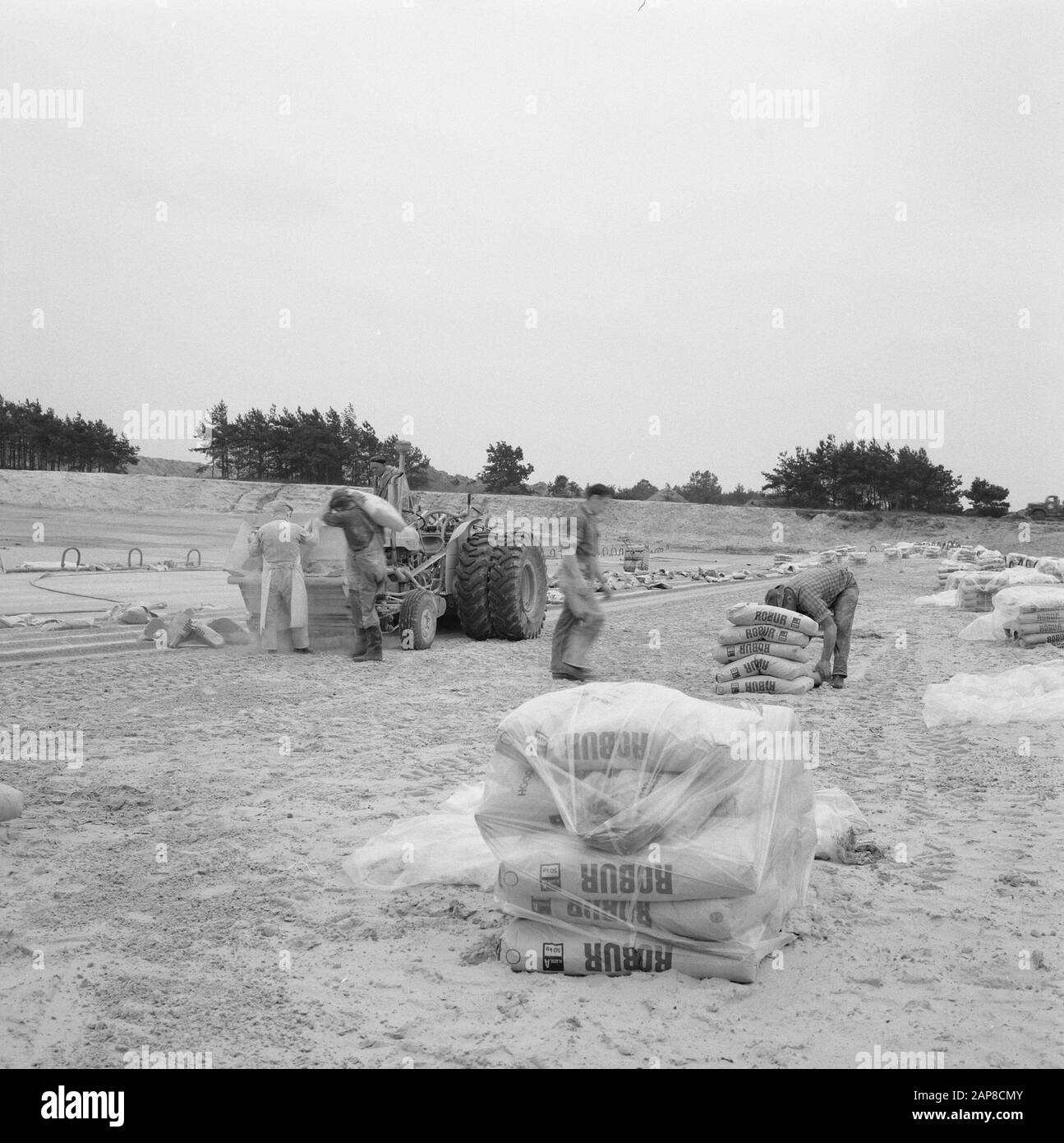 Construction, amélioration, routes, digues, bassins d'épargne, bains de plage, travailleurs, sacs de ciment, épandeur de ciment, beekse bergen Date: Juillet 1966 lieu: Hilvarenbeek mots clés: Construction, travailleurs, distributeurs de ciment, sacs de ciment, digues, bassins d'épargne, bains de plage, améliorer, routes Nom De La Personne: Beekse bergen Banque D'Images