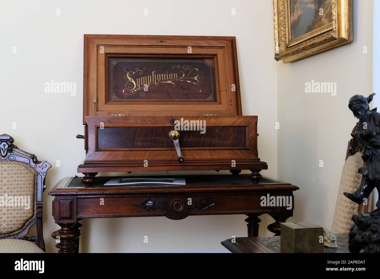 Ancien Symphonion double-disque modèle 252, vers 1905, fabriqué par  Symphonion Musikwerke à Leizcog, Allemagne; boîte de musique à disques avec  manivelle devant Photo Stock - Alamy